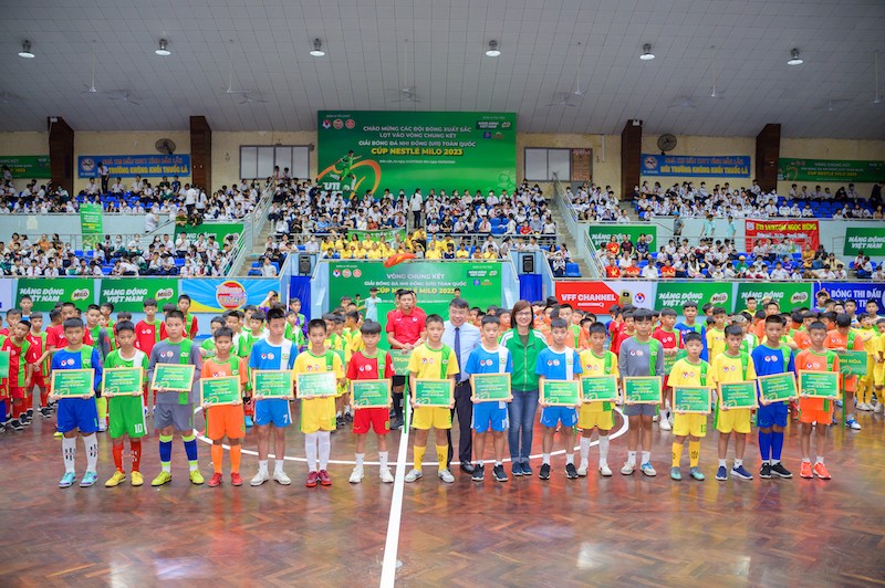 hinh-anh-can-co-trong-bai-trong-khuon-kho-cua-giai-dau-nestle-milo-da-trao-tang-16-suat-hoc-bong-co-chi-thi-nen-cho-16-em-cau-thu-no-luc-vuot-qua-kho-khan-cua-ban-than-trong-hanh-t-1691308589.jpg