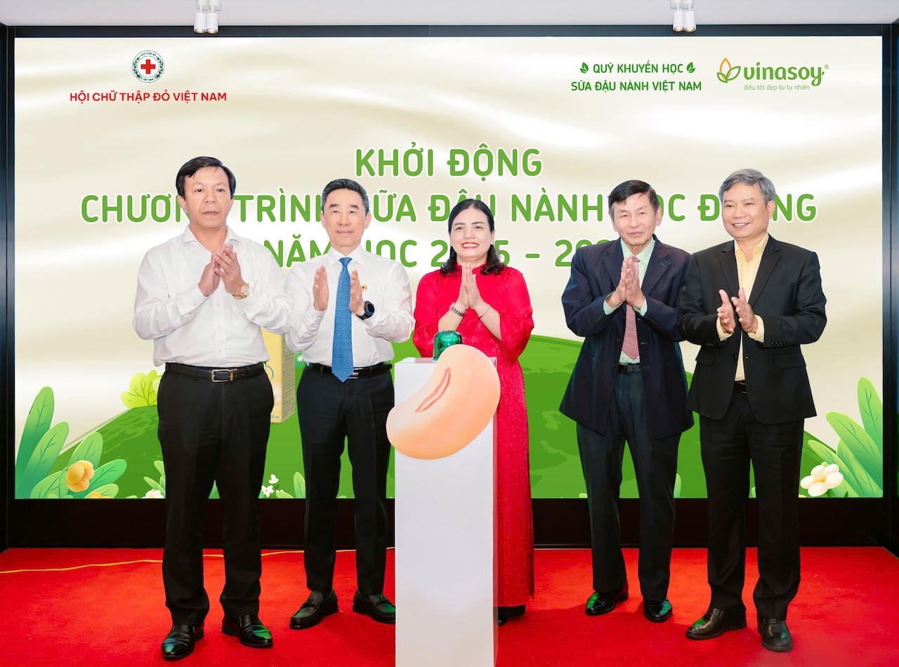 cac-dai-bieu-thuc-hien-nghi-thuc-khoi-dong-chuong-trinh-sua-dau-nanh-hoc-duong-nam-hoc-2025-2026-1756100828.jpg