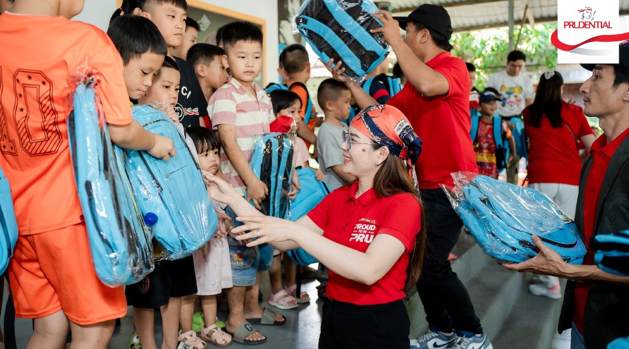 dai-dien-prudential-viet-nam-phat-qua-gui-tang-cac-em-hoc-sinh-tai-lang-sos-go-vap-1774422044.jpg
