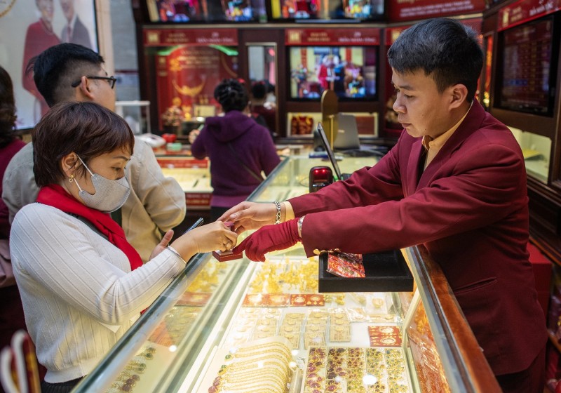 Người 'đu đỉnh' vàng đang lỗ gần 20 triệu đồng/lượng