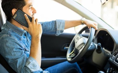 Quy định mới nhất về việc sử dụng điện thoại khi lái ô tô