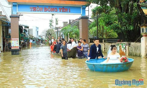 Rước dâu bằng thyền thúng trong mùa lũ