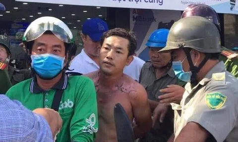 Camera ghi lại quá trình đối tượng tự tẩm xăng dọa cướp tiền ngân hàng