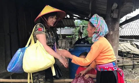 Nữ giáo viên quyên góp 1000 áo dài tặng các đồng nghiệp miền Trung