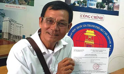 Người mê sách và tấm giấy báo trúng tuyển đại học ở tuổi 60