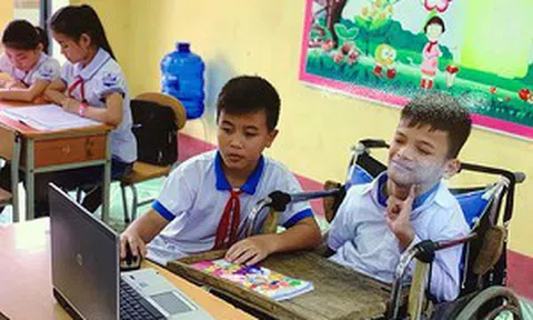 'Đôi bạn cùng tiến' đạt giải nhất cuộc thi ảnh 'Việc tốt vì trẻ em'