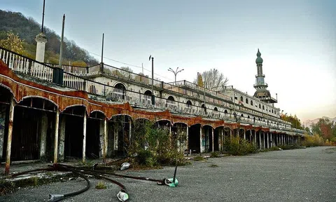 Bên trong 'thị trấn ma' hoang vắng đến rợn người ở Italy