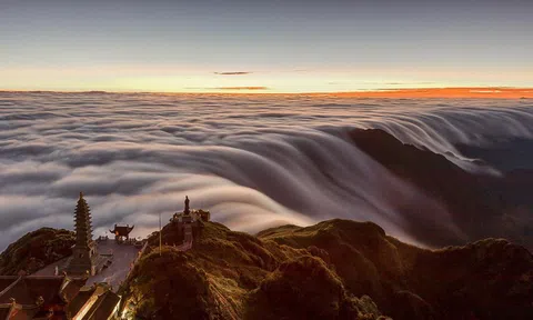 Dòng sông mây trên đỉnh núi cao nhất Việt Nam