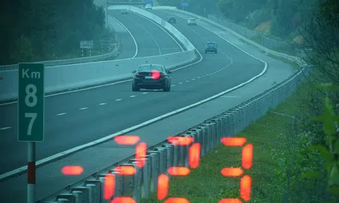 Xe BMW chạy 223 km/h trên cao tốc