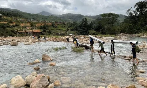 Xung kích giúp người dân dựng lại nhà sau bão lụt