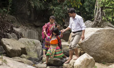 Người thầy hy sinh tuổi thanh xuân vì trẻ em ở huyện nghèo nhất nước