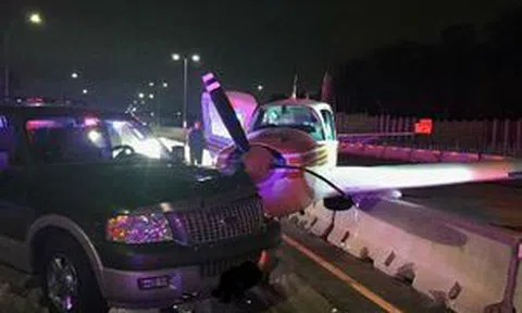 Mỹ: Hạ cánh khẩn cấp xuống đường cao tốc, máy bay đâm trúng xe hơi