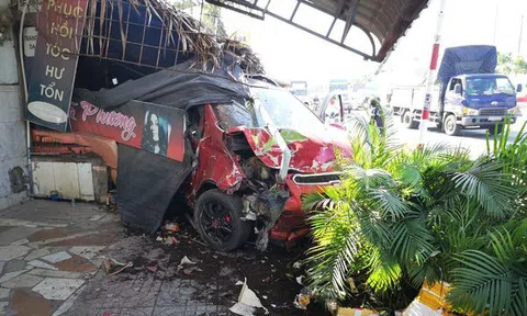 Ôtô tông hàng loạt xe máy, làm sập quán cà phê ven đường