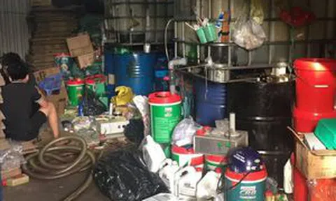 Bắt giám đốc công ty sản xuất nhớt giả ở TP.HCM