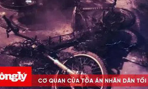 Hà Nội: Bạn gái bị trêu đùa, nam thanh niên gọi bạn đến đập phá, đốt xe máy