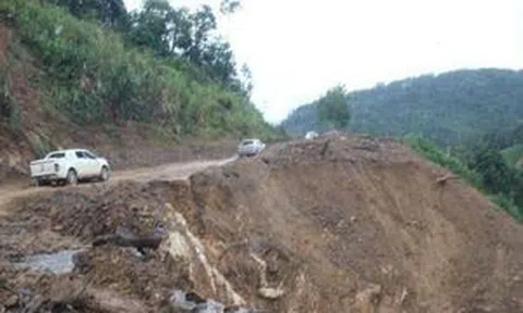Quảng Nam: Mở đường vào khu vực sạt lở tìm kiếm nạn nhân mất tích