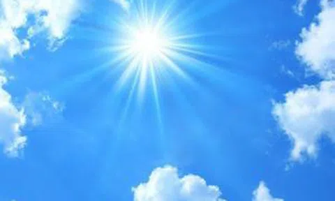 Cảnh báo trưa nay nắng nguy hại, người dân Hà Nội và TP HCM hạn chế ra ngoài