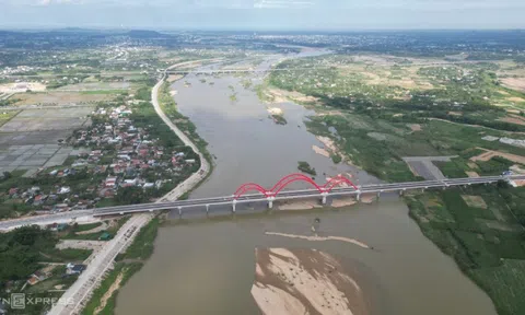 Cầu vòm thép trên sông Trà Khúc trước thời điểm khánh thành