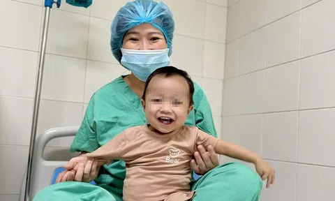 Hành trình hồi sinh ngoạn mục của bé 15 tháng tuổi ghép gan ở Huế