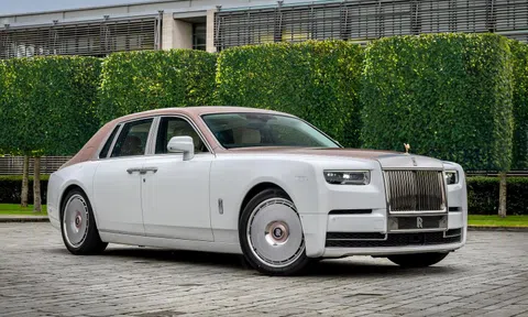 Con trai mua Rolls-Royce Phantom bản 'thêu ren' đặc biệt tặng bố