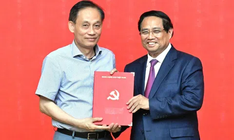 Thủ tướng Phạm Minh Chính trao quyết định cho các nhân sự