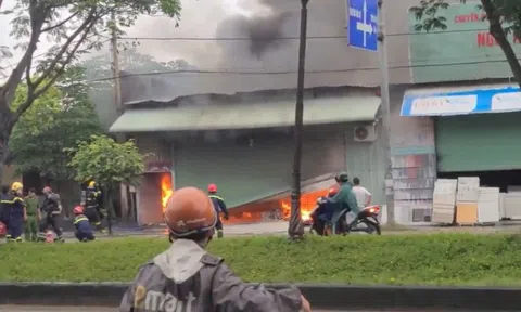 Lửa đỏ rực bao trùm kho hàng ở TP.HCM, thiêu rụi ôtô