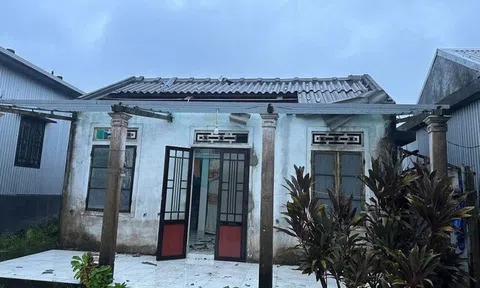 Bão Bualoi chưa đổ bộ, lốc xoáy đã cuốn bay hơn 70 mái nhà ở Huế