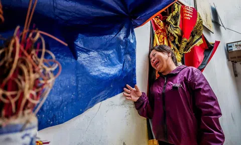 Người phụ nữ làng chài vừa mất chồng, nay nóc nhà cũng theo bão bay đi