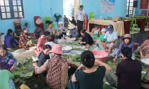 Người dân Đà Nẵng gói bánh tét, làm thịt ngâm nước mắm gửi tặng vùng lũ miền Bắc