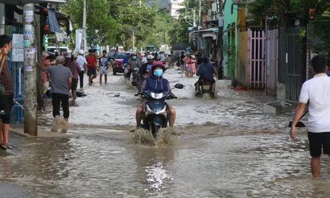 Người dân Khánh Hòa chống chọi đợt ngập mới