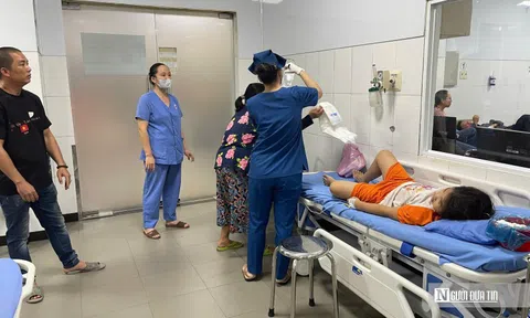 Vụ 80 ca nghi ngộ độc bánh mì ở Lâm Đồng: Hai mẹ con chỉ biết ôm nhau khóc giữa đêm