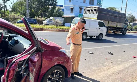 Xe tải chở vật liệu gây tai nạn liên hoàn tại nút giao đèn đỏ