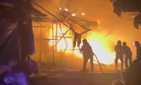 Điều tra nguyên nhân cháy nhiều căn nhà ở phường Bình Đông TP.HCM