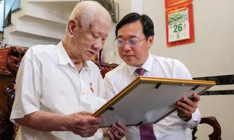 Phó bí thư thường trực Thành ủy TP.HCM Lê Quốc Phong trao Huy hiệu 80 năm tuổi Đảng tại Thới An