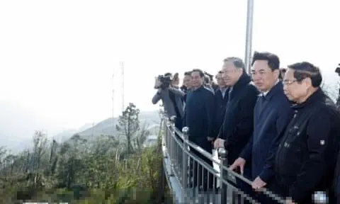 Tổng Bí thư dâng hương tại địa điểm lưu niệm Bác Hồ về thăm mỏ Đèo Nai