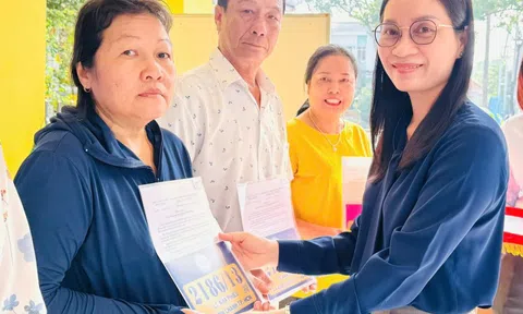 Xã Bình Chánh, TP.HCM trao thông báo và tặng biển số nhà cho 4.000 hộ dân