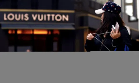 'Ông chủ' Louis Vuitton, Dior báo doanh số vượt kỳ vọng
