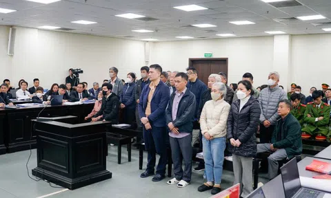 Giám đốc BHXH nhận hối lộ 700 triệu đồng “để anh em vui”