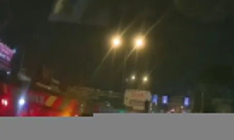 Xe đầu kéo lạng lách, ép ôtô con trên đường gây bức xúc ở TP.HCM