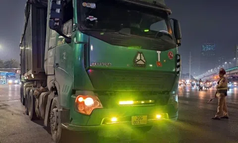 CSGT Hà Nội xuyên đêm xử phạt xe tải lắp thêm đèn, còi hơi