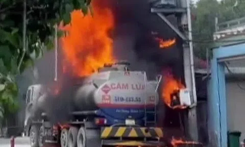 Xe bồn chở xăng thiêu rụi hai ôtô ở TP.HCM