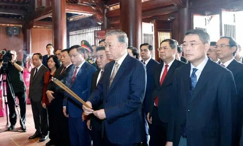 Tổng Bí thư dâng hương tưởng niệm Chủ tịch Hồ Chí Minh tại Nghệ An