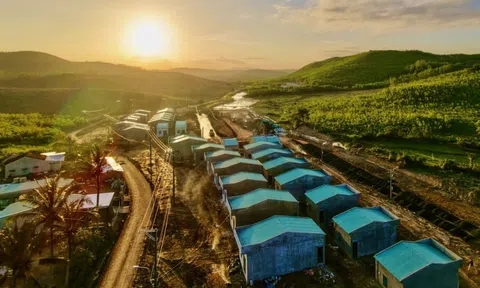 Xóm 'đất nuốt nhà' vui mừng về nhà mới cận Tết Nguyên đán