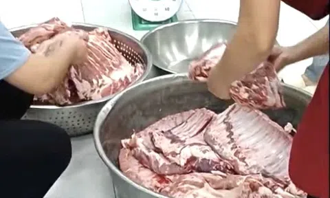 Chấm dứt hợp đồng vụ thịt heo đổi màu tại trường học ở TP.HCM