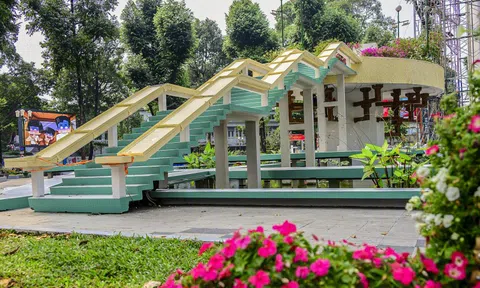 'Áo mới' của Hồ Con Rùa