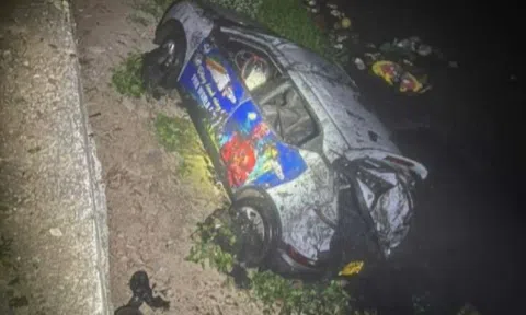 Ôtô con lao xuống sông Nhuệ ở Hà Nội