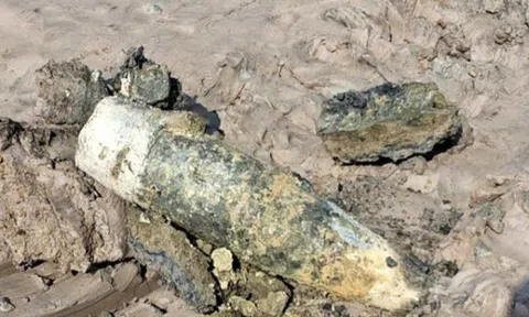 Người dân Cà Mau phát hiện 2 quả đạn pháo trong lúc cải tạo vuông tôm