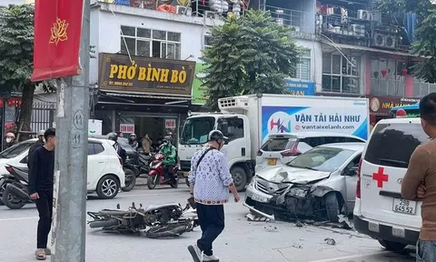 Ôtô con tông liên hoàn trên phố Hà Nội, 3 người bị thương