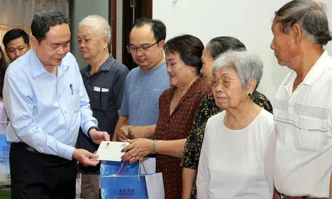 Chủ tịch Quốc hội, Bộ trưởng Bộ Nội vụ trao quà Tết tại Cần Thơ