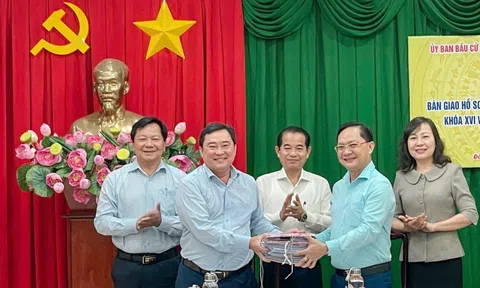 Đồng Nai bàn giao hồ sơ người ứng cử đại biểu Quốc hội và HĐND để Mặt trận hiệp thương